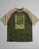 Calvin Klein  MINIMAL LOGO Raglan TEE Men's Olive/beige
